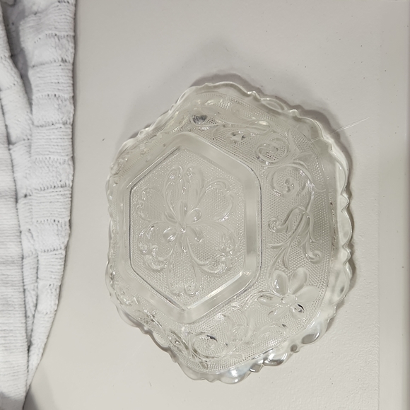 🕸Vintage Glass Octagon Shaped Floral Accented Textured Exterior Mini Dish - Picture 4 of 7